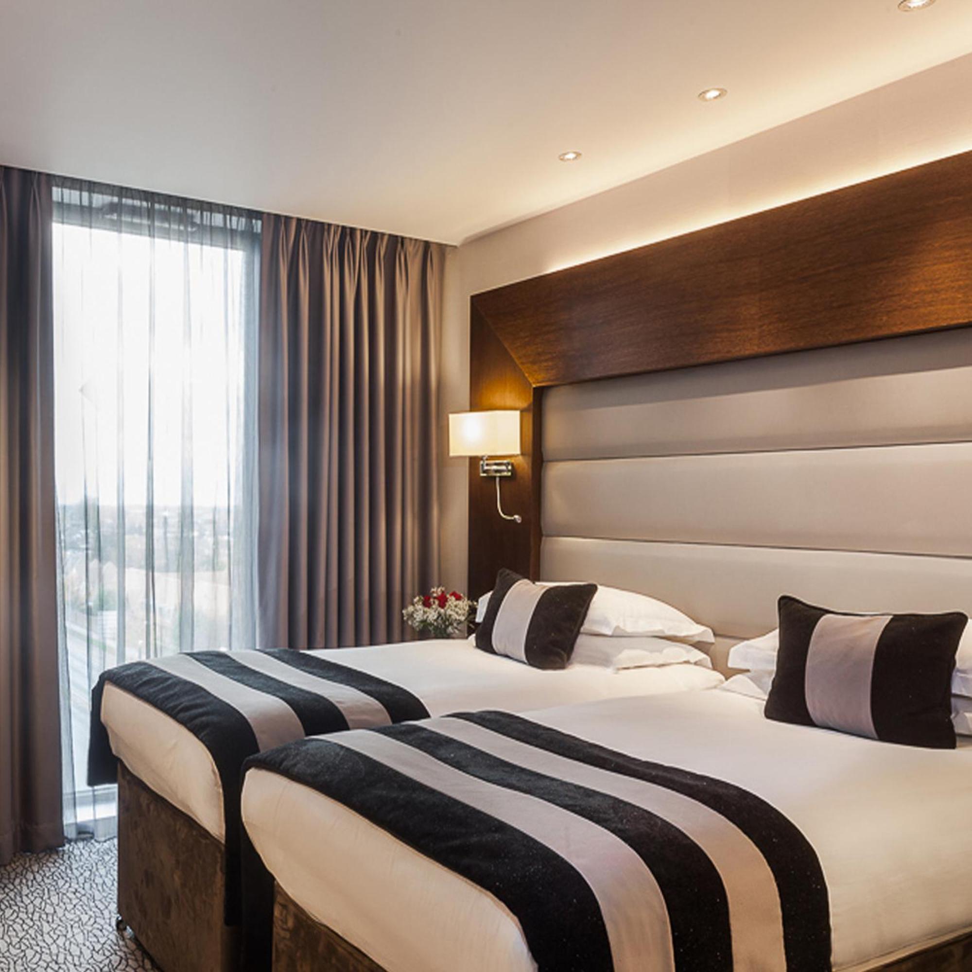 Park Grand Heathrow Hotel Hounslow Bagian luar foto