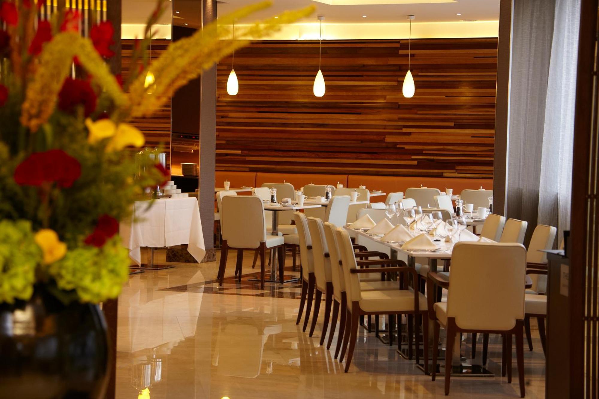 Park Grand Heathrow Hotel Hounslow Bagian luar foto