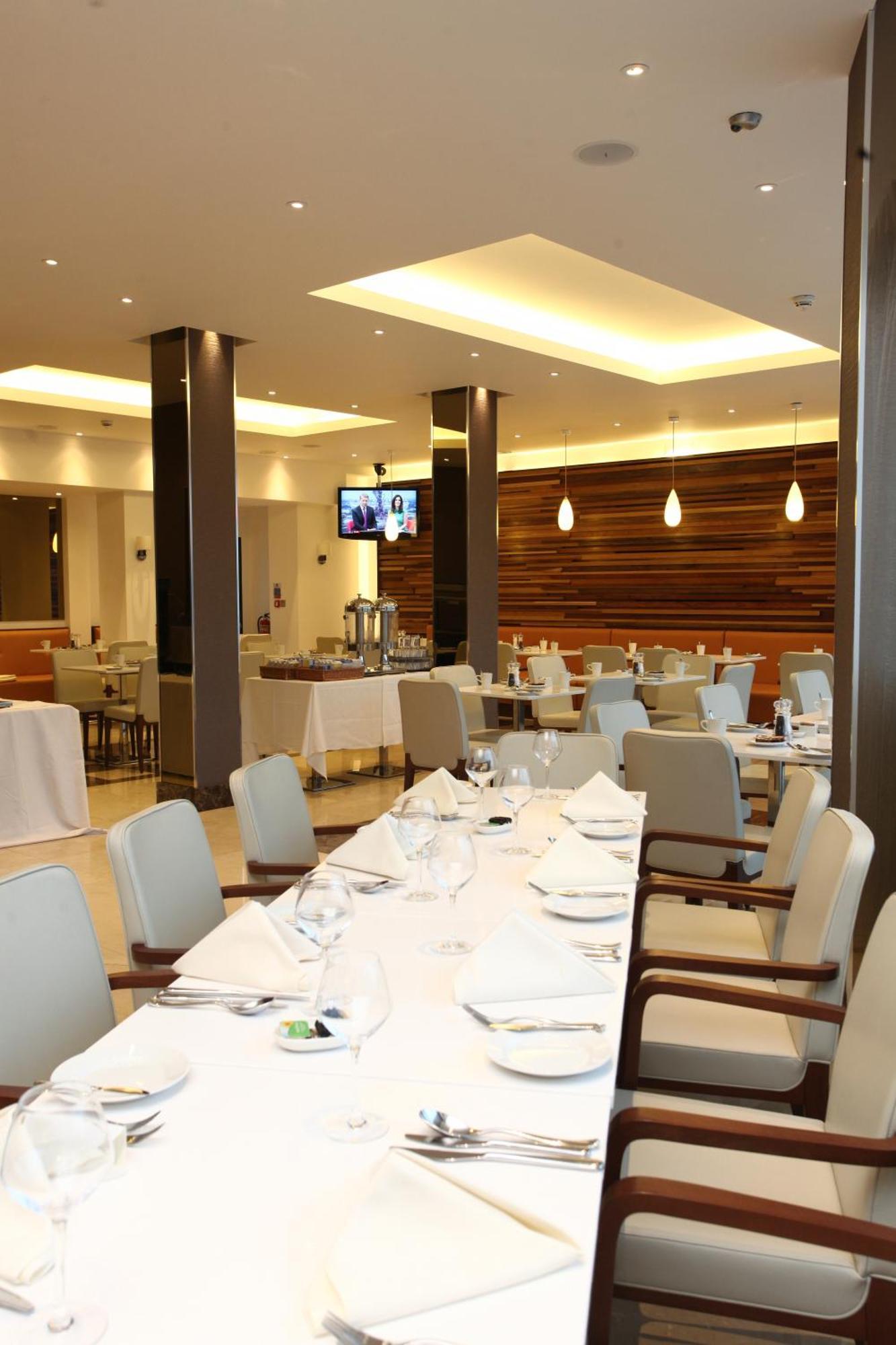 Park Grand Heathrow Hotel Hounslow Bagian luar foto