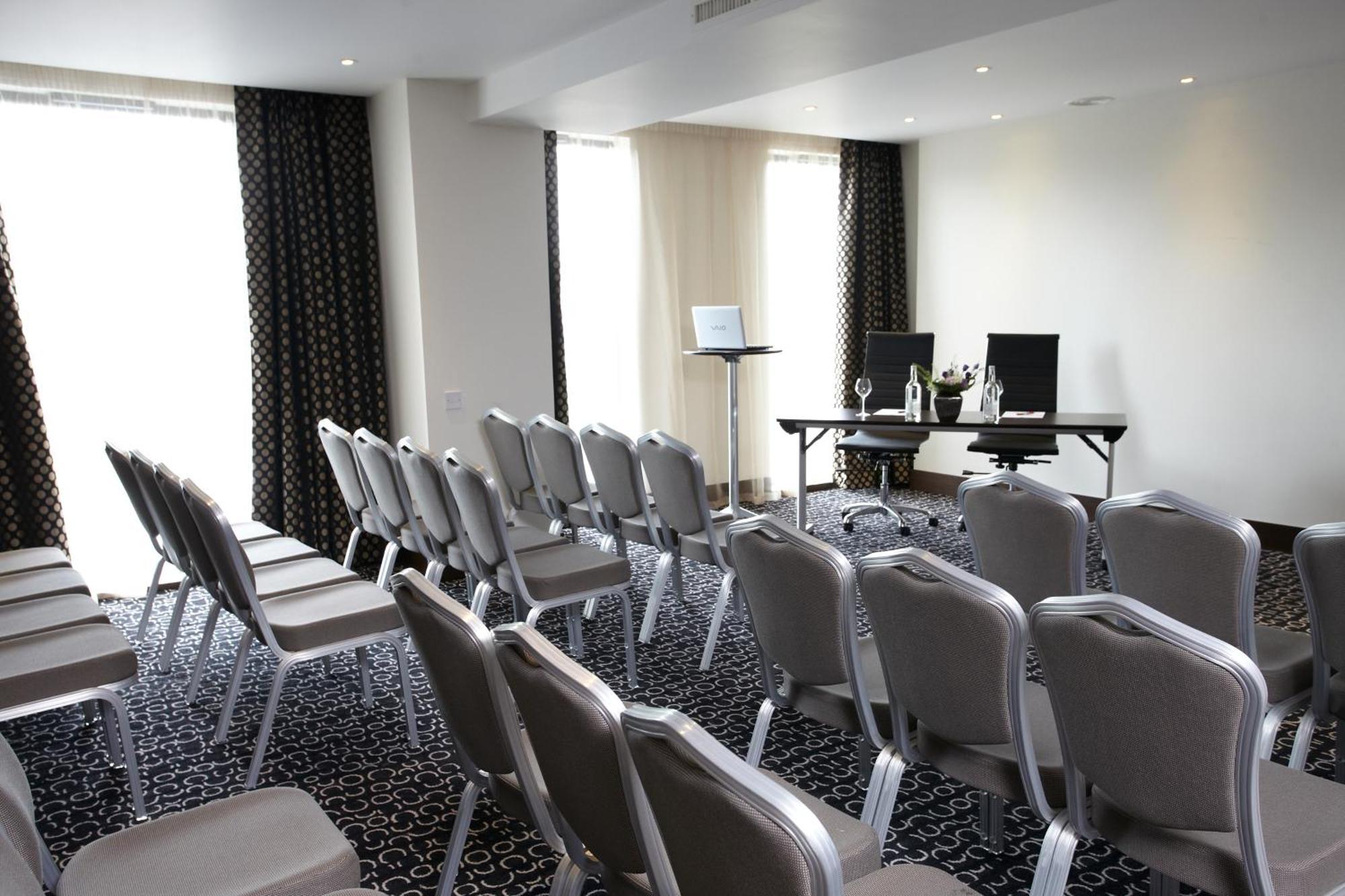 Park Grand Heathrow Hotel Hounslow Bagian luar foto