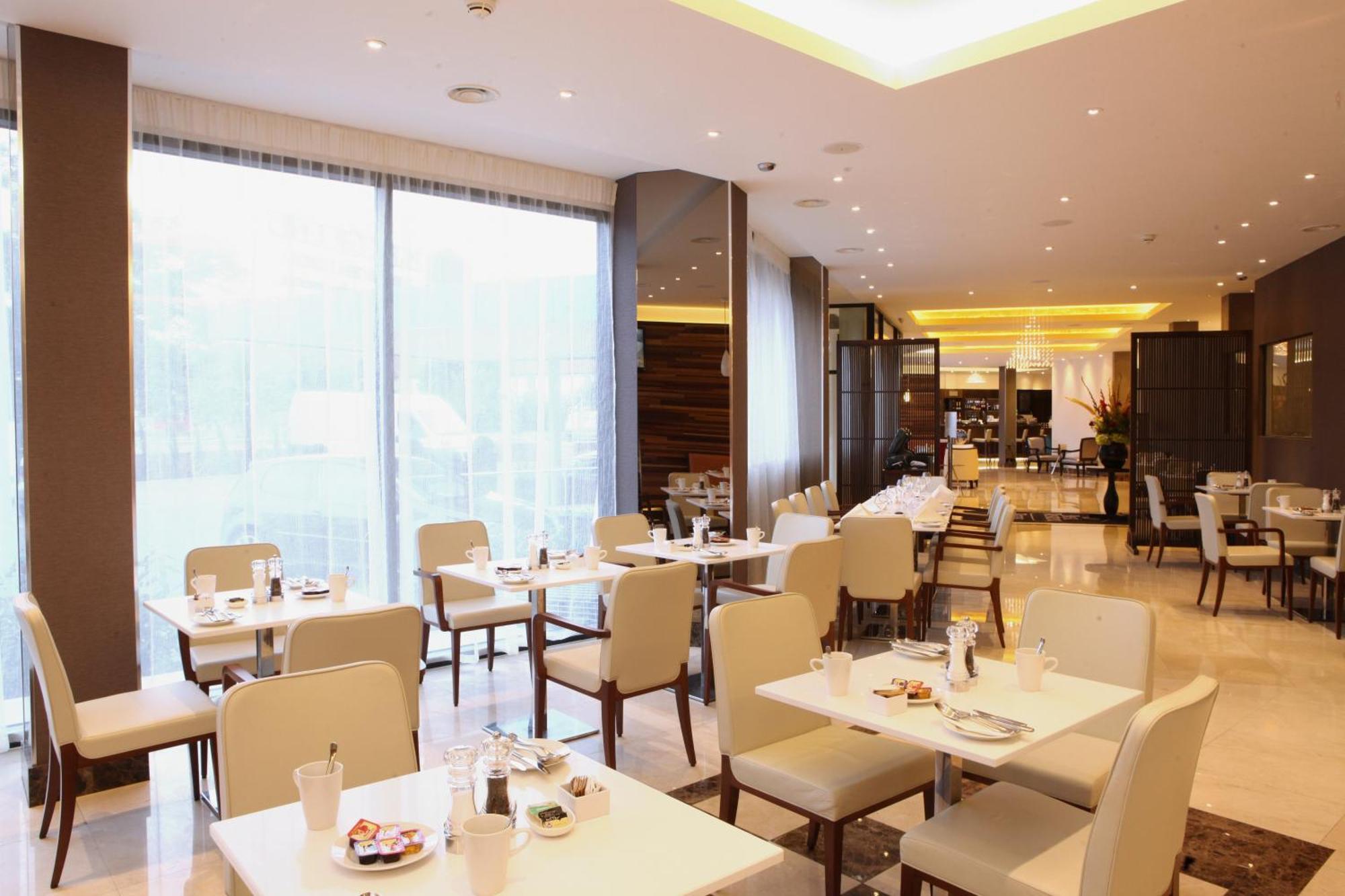 Park Grand Heathrow Hotel Hounslow Bagian luar foto
