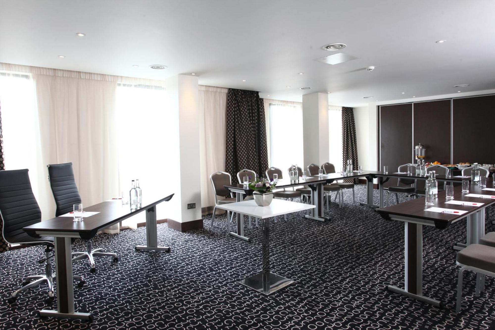 Park Grand Heathrow Hotel Hounslow Bagian luar foto