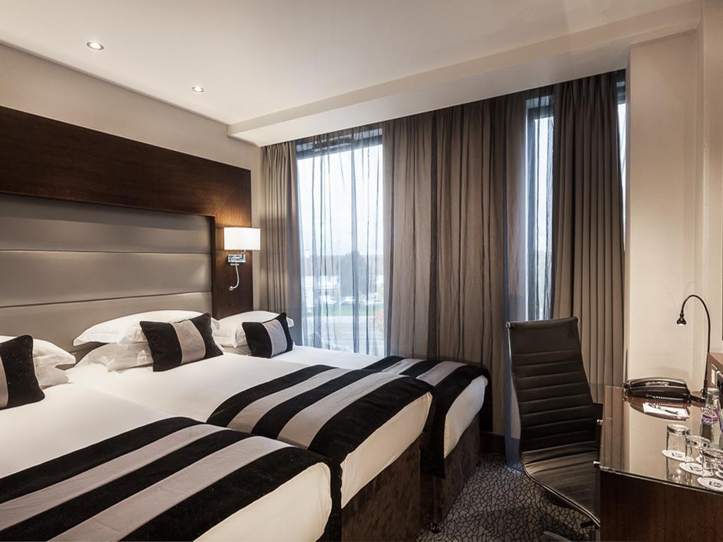Park Grand Heathrow Hotel Hounslow Bagian luar foto