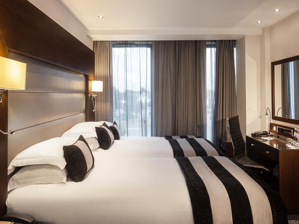 Park Grand Heathrow Hotel Hounslow Bagian luar foto