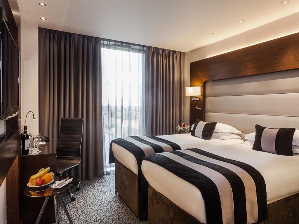 Park Grand Heathrow Hotel Hounslow Bagian luar foto
