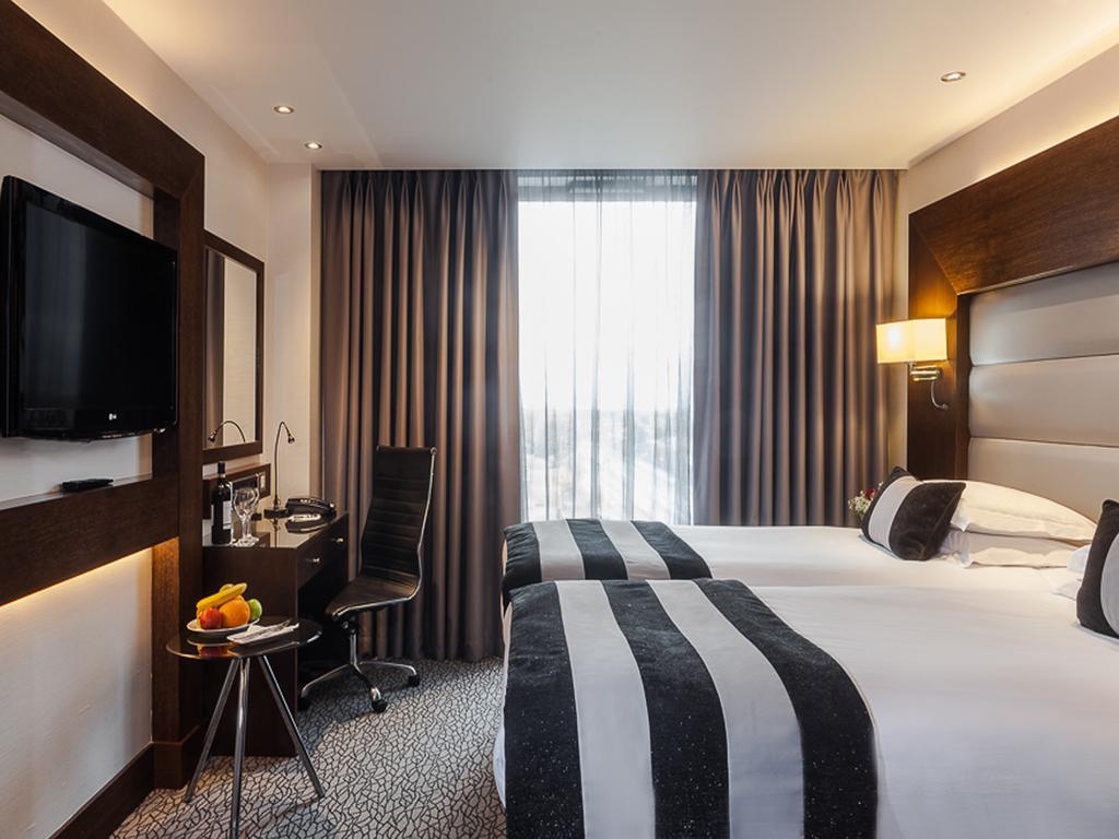 Park Grand Heathrow Hotel Hounslow Bagian luar foto