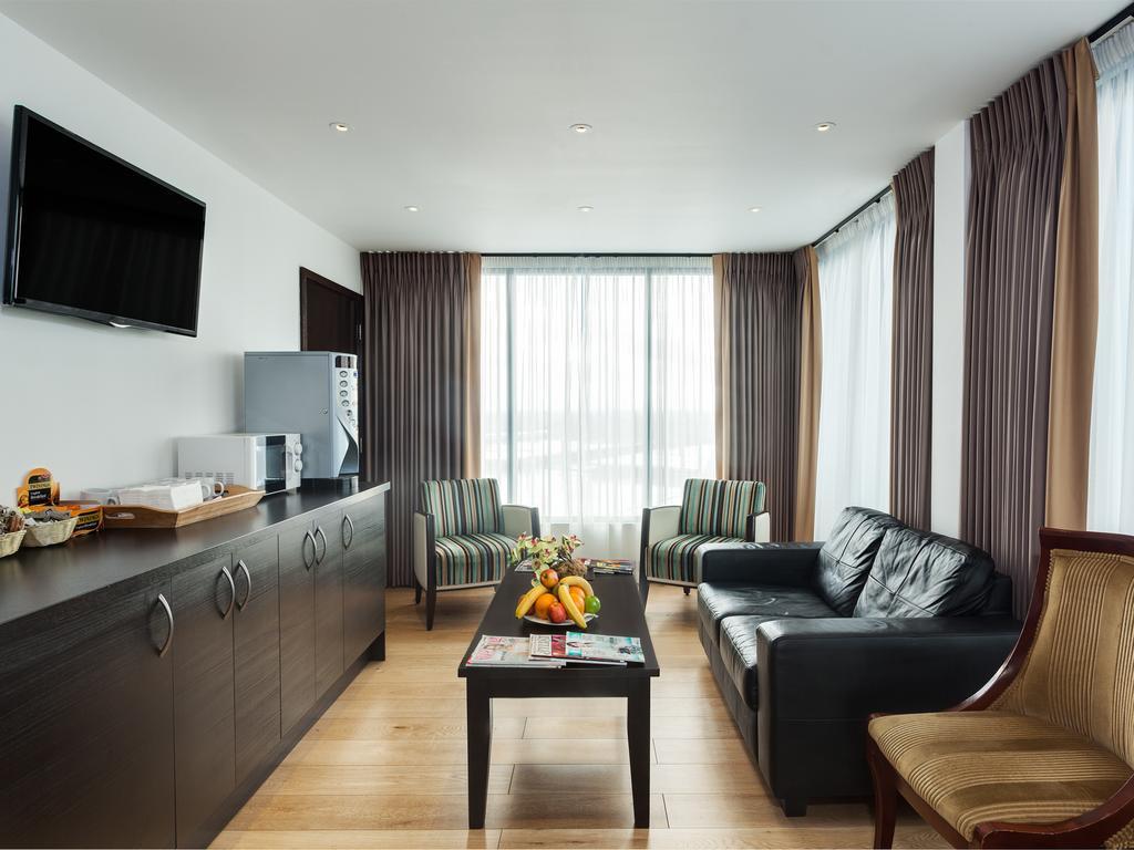 Park Grand Heathrow Hotel Hounslow Bagian luar foto