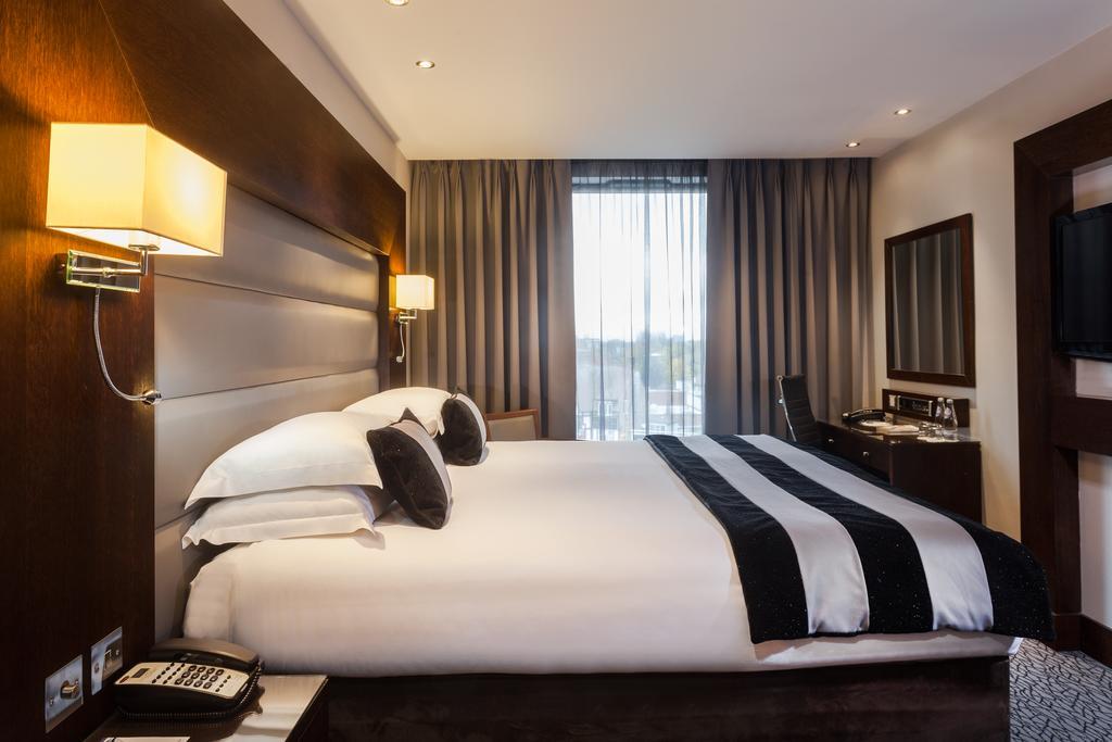 Park Grand Heathrow Hotel Hounslow Bagian luar foto