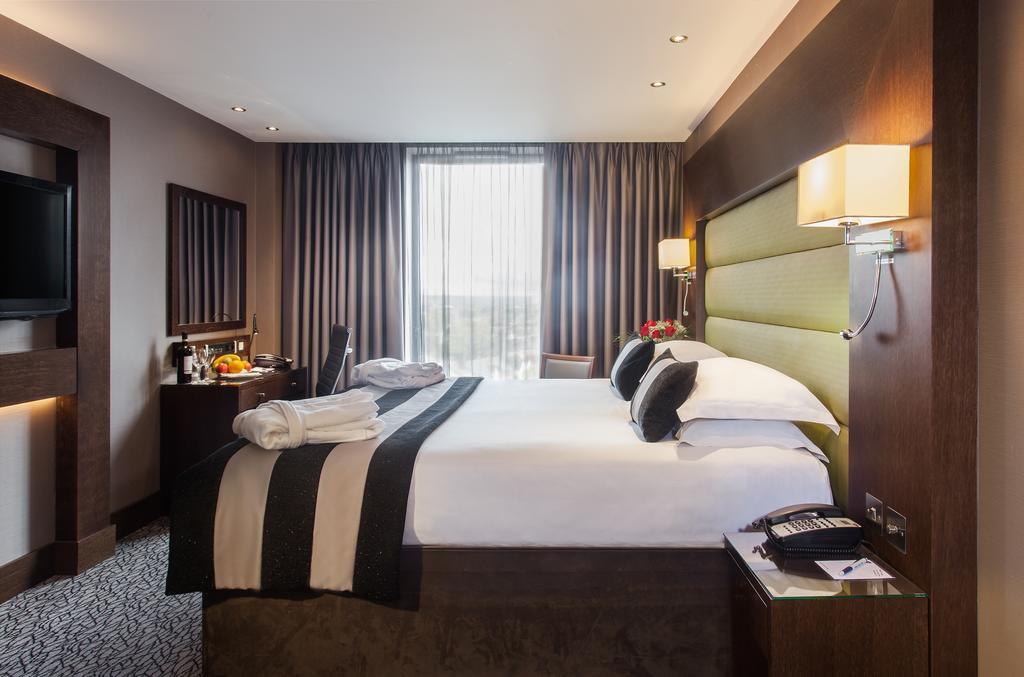 Park Grand Heathrow Hotel Hounslow Bagian luar foto