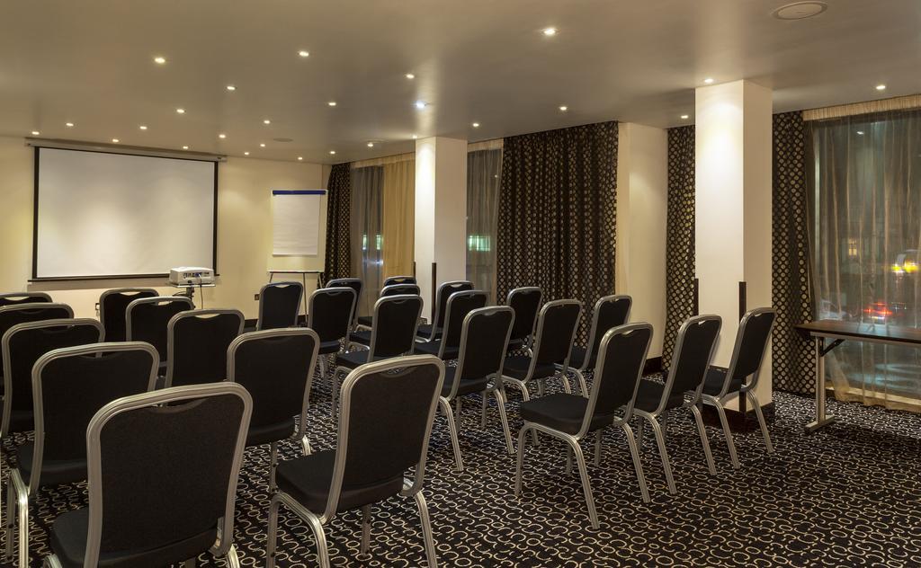 Park Grand Heathrow Hotel Hounslow Bagian luar foto