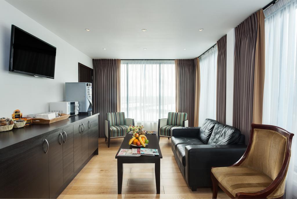 Park Grand Heathrow Hotel Hounslow Bagian luar foto