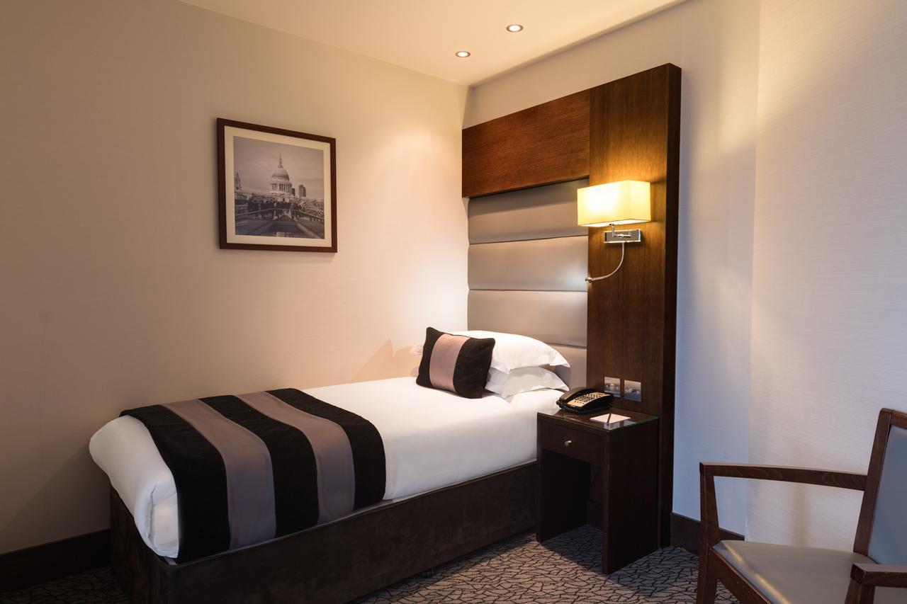 Park Grand Heathrow Hotel Hounslow Bagian luar foto