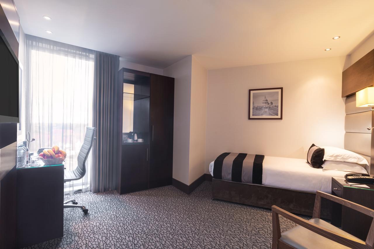 Park Grand Heathrow Hotel Hounslow Bagian luar foto