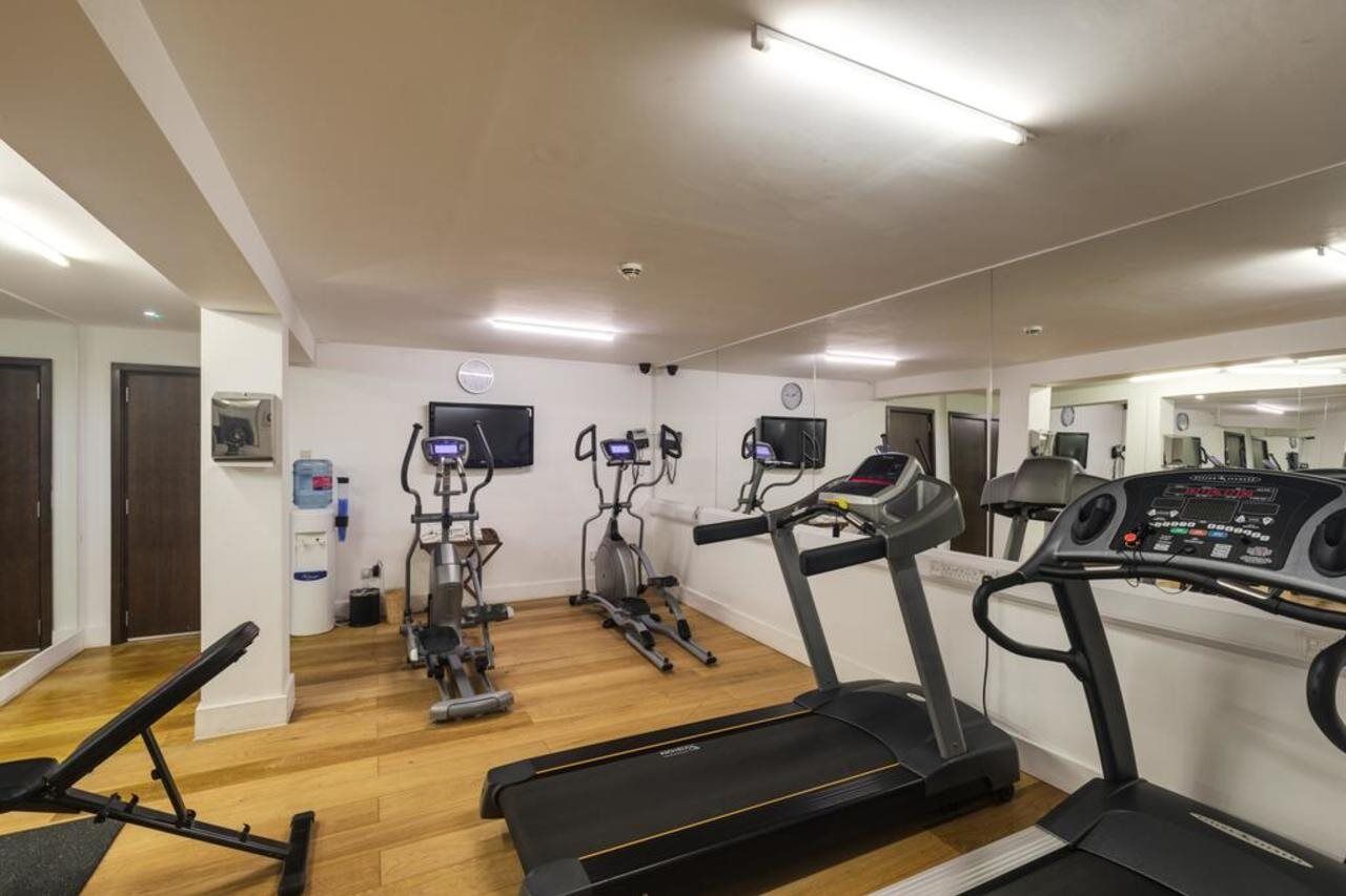 Park Grand Heathrow Hotel Hounslow Bagian luar foto